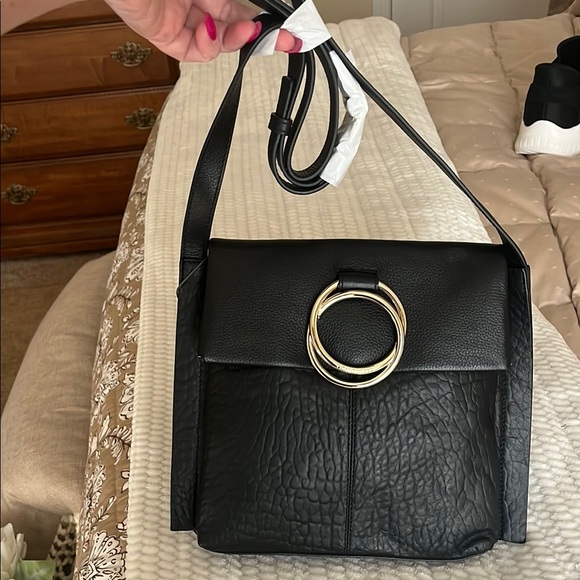 Elegant Black Leather cross body or shoulder Bag - Picture 1 of 8